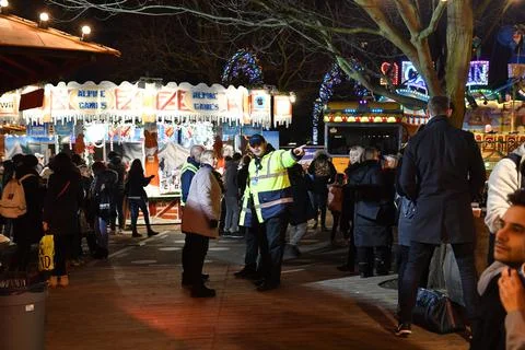 Security Guards Patrol Inside And Watch The Queues At The Hyde Park Winter Wonde Foto stock