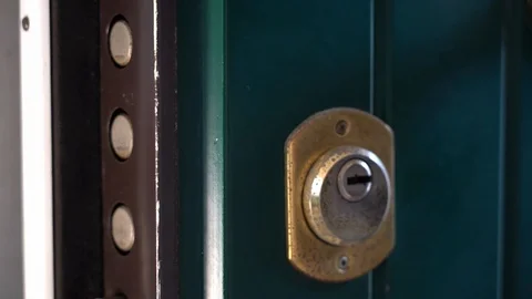 Security key while opening an armored door. Vidéo 126996054