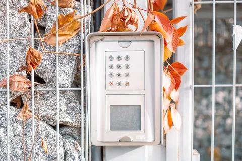 A security keypad is installed on an outdoor wall, viewed from a frontal perspec Foto stock
