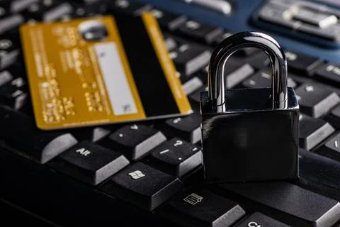 Security lock on credit cards with computer keyboard - credit card data sec.. Foto stock