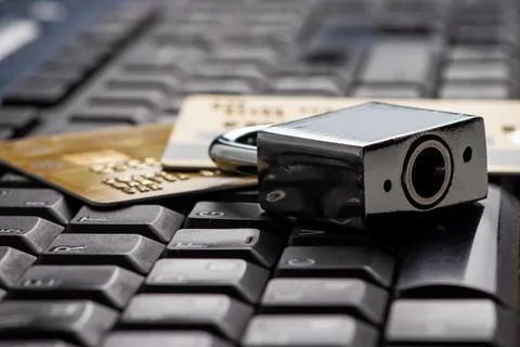 Security lock on credit cards with computer keyboard - credit card data sec.. Foto stock