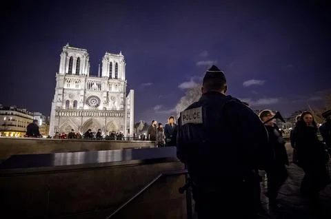 Security measures at Notre Dame Cathedral in Paris, France - 24 Dec 2016 Foto stock