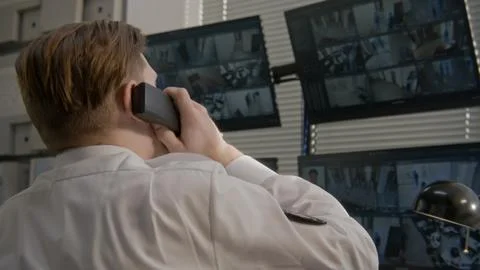 Security operator monitors CCTV cameras on PC Foto stock