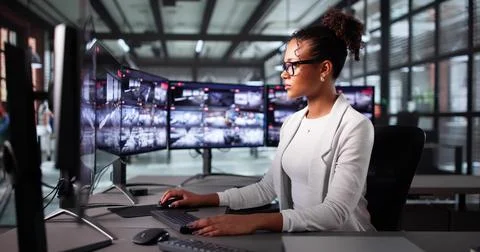 Security Operator Monitors Multiple CCTV Cameras For Surveillance Footage Con Foto stock