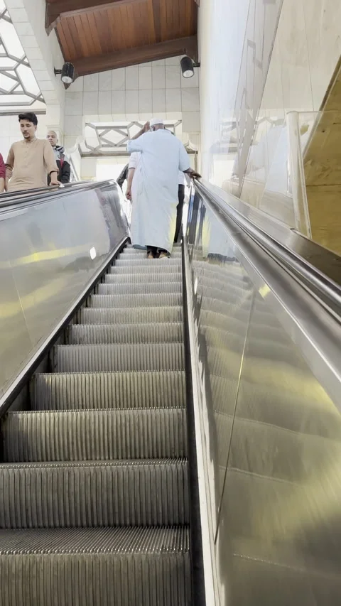 Security, Pilgrims, and Modern Infrastructure at Prophet's Mosque, Medina Vídeo Stock 322510974