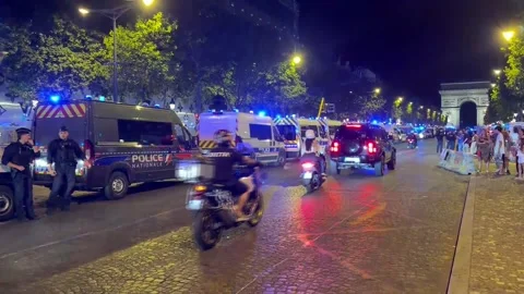 Security tightened on Champs-Élysées after France-Morocco World Cup match, París Video stock 339117660