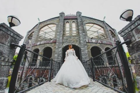 Seductive young bride posing on the territory of country hotel Foto stock