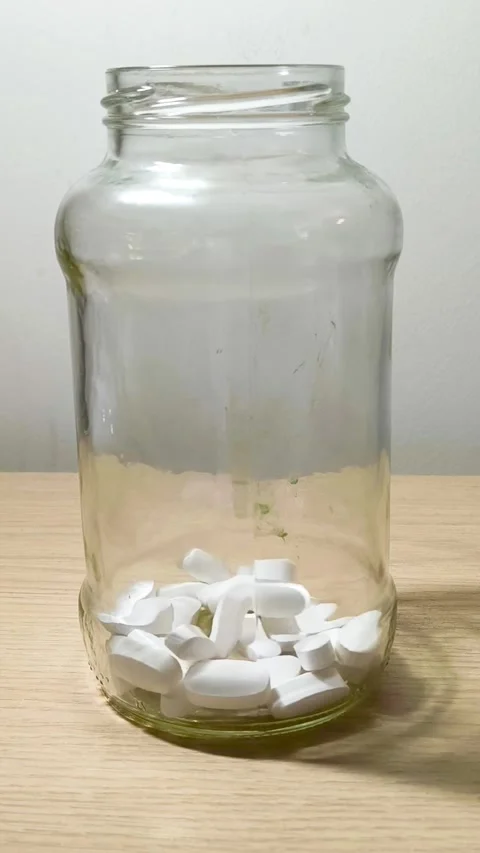 See an empty glass jar ready for canning, pickling, or storage in this video Stockbeeldmateriaal 318311059
