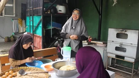 See firsthand the process of making bakpia cakes in the processing room. Stock Footage 300419883