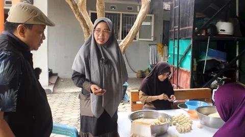 See firsthand the process of making bakpia cakes in the processing room. Stock Footage 300420006