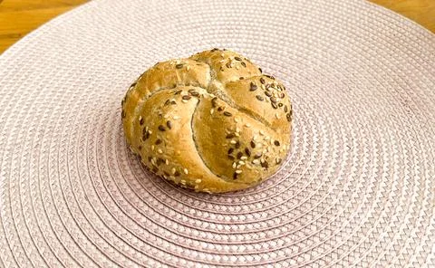 Seeded Kaiser roll bread multigrain sesame flax bakery bun round crusty bre.. 库存照片
