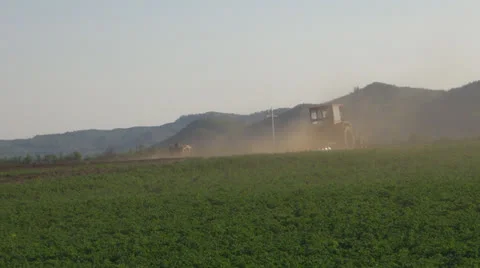 Seeding and tractor. Plowing and sowing.Spring sowing. Vídeos de archivo 22923662