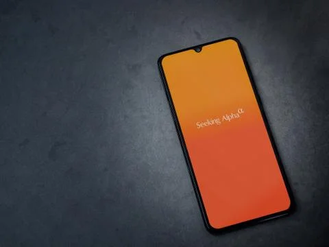 Seeking Alpha app launch screen with logo on the display of a black mobile sm Stock Photos