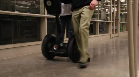 Segway riding 動画素材 10767386
