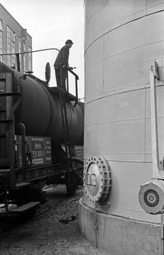 Seife aus Kohle Ein Mitarbeiter entlädt einen Kesselwagen der Werksbahn au.. Stock Photos