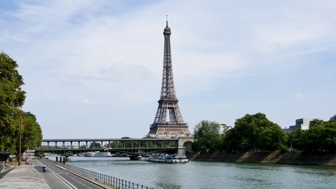 The Seine (paris river) and the Eiffel Tower behind the Bir-Hakeim Bridge. Stock Footage 94353049