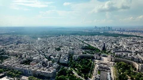 Seine river flowing through the expansive cityscape of paris, france Vidéo 328022994