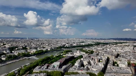 Seine river flowing through the expansive cityscape of paris, france Vidéo 328023225