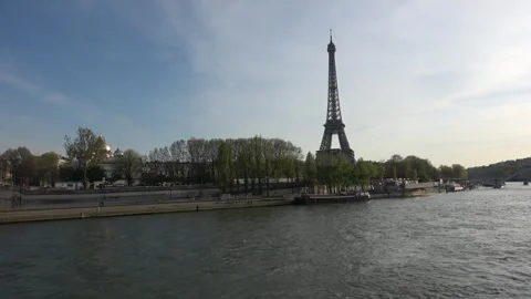 Seine river in front of the Eiffel Tower Video stock 273966735