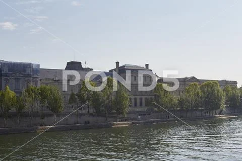 Seine river, Louvre museum, Paris, France Stock Photos