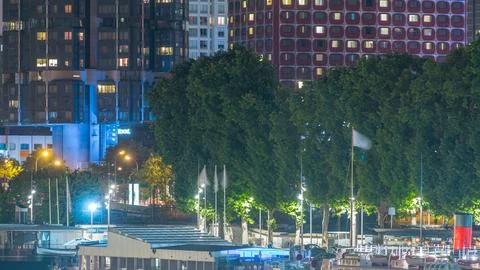 Seine river with ship in Paris at night timelapse, waterfront of the seine .. Stockfoto's