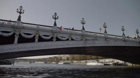 Seine river view. Alexander III Bridge. Super slow motion.Video 4K Vidéo 255832299