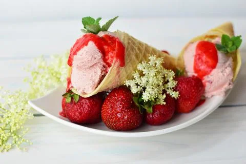 Selbstgemachtes Erdbeer-Eis Stock-Fotos