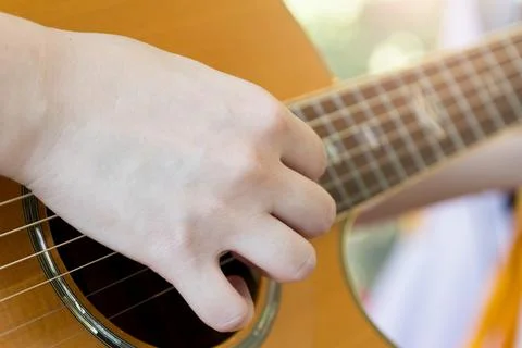 Select focus and soft focus , Man's hand playing acoustic guitar , musical co Foto stock