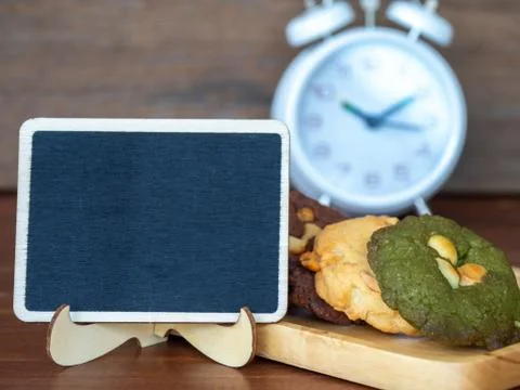 Select focus of blackboard in front of multiple color cookies inclusive peanu Foto stock