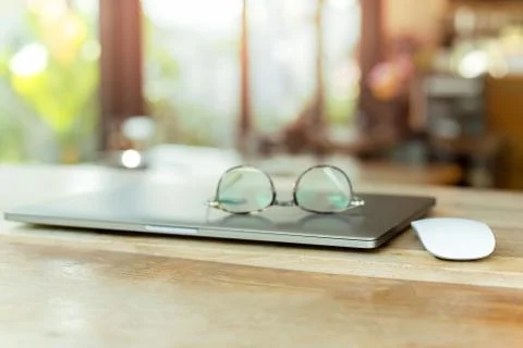 Selected focus computer mouse with eye glasses on top. Foto stock