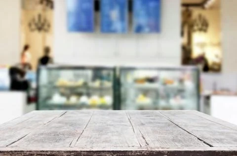 Selected focus empty brown wooden table and Coffee shop or restaurent blur ba Foto stock