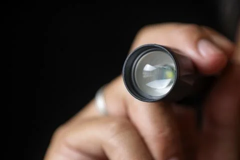 Selected focus of a flashlight held by a person. Close up view. Foto stock