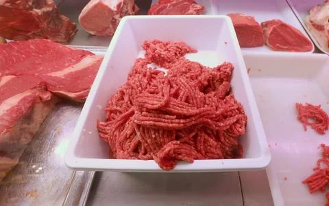 Selected ground meat in the display case for sale at the butchers shop Stock-Fotos