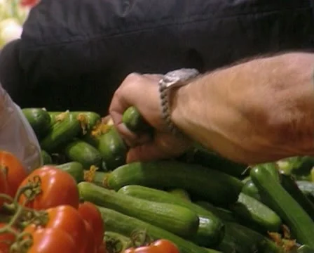 Selecting Cucumbers at fruit market Video stock 20506362