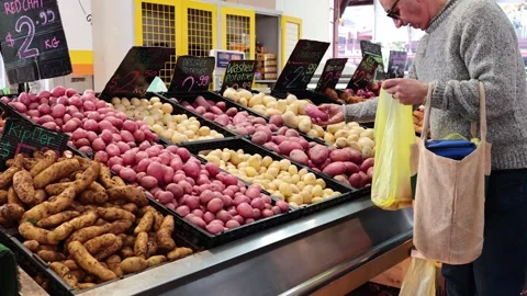 Selecting Potatoes at Melbourne Market 库存影片 295591334