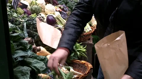 Selecting Vegetables From Market Stall, handheld. Vídeo Stock 69058042