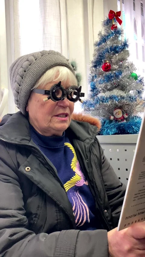 Selection of lenses for glasses. checking the vision of an old woman Stock Footage 298256925