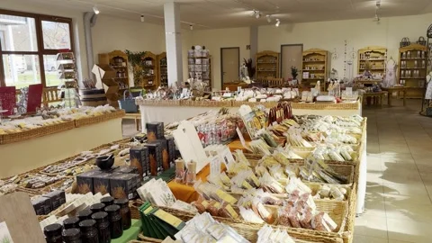 A selection of spices in raffia baskets at Kräuterhof GmbH, Müllheim Video stock 333946353