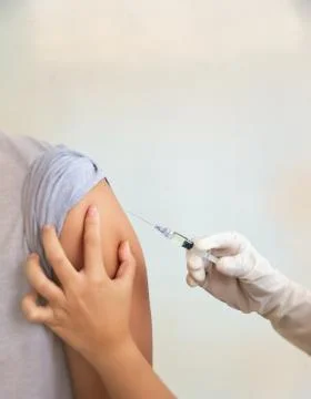 In selective docus of the syringe in  doctor'shand, doing an injecton the the 写真素材