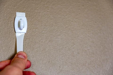 Selective focus on adhesive strip wall hanger that can be removed by pulling Foto stock
