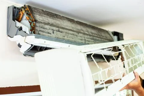 Selective focus to air conditioner filter that a lot of dust with blurry hand Stockfoto's