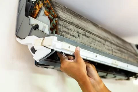 Selective focus to air conditioner filter that a lot of dust with blurry hand Stockfoto's