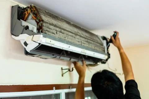 Selective focus to air conditioner filter that a lot of dust with blurry hand Stockfoto's