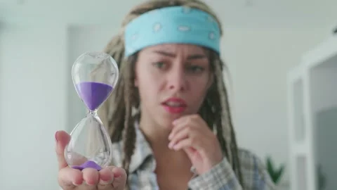 Selective focus on an ancient hourglass with flowing colored sand in the hands Vídeos de archivo 220933173
