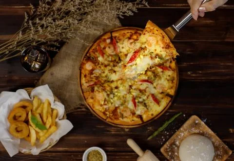 Selective focus and close up piece of pizza on spatula or scoop by hand hol.. Foto stock