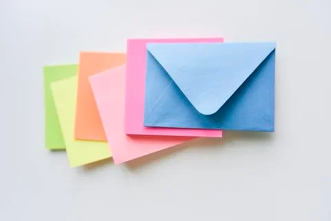 Selective focus, blue envelope in the center with colored rectangles spreadin Stockfoto's
