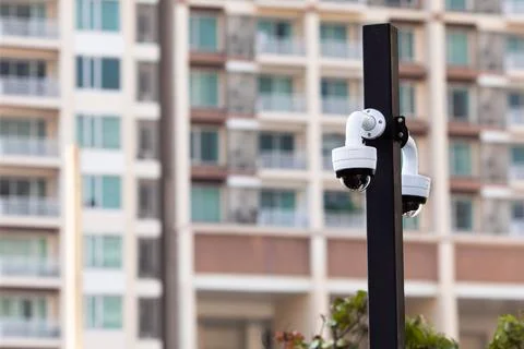 Selective focus to CCTV Camera with blurry building. Stock-Fotos