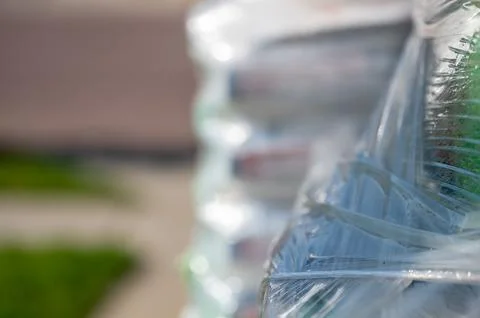 Selective focus on cellophane shrink wrap on pallets of goods for transport. Foto stock