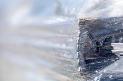 Selective focus on cellophane shrink wrap on pallets of goods for transport. Foto stock