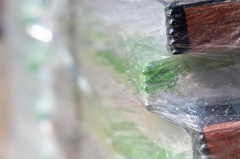 Selective focus on cellophane shrink wrap on pallets of goods for transport. Foto stock